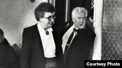 Вітаўт і Зора Кіпелі падчас сустрэчы са студэнтамі ў Гомлі 11 траўня 1994