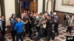 Policija pokušava sprečiti demonstrante da uđu u Parlament, Sobranje 27. aprila 2017. 