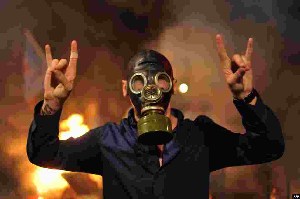 A Turkish protester wearing a gas mask chants slogans in the Kadikoy district of Istanbul.(AFP/Ozan Kose)