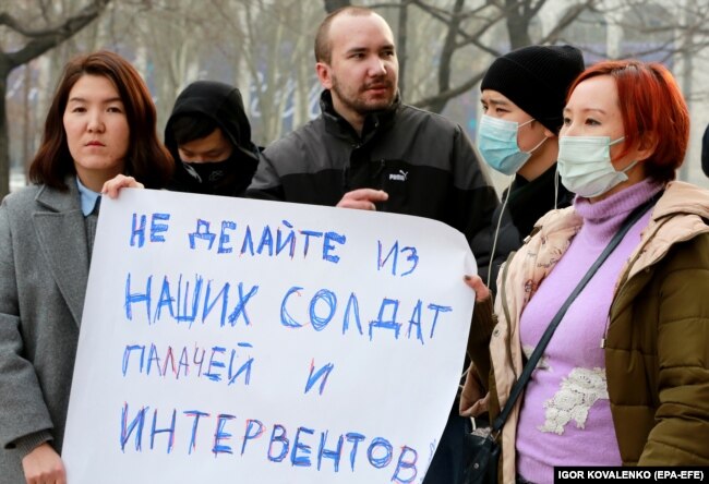 Під час акції протесту біля парламенту Киргизстану проти відправки до Казахстану киргизьких військових в рамках Організації договору про колективну безпеку (ОДКБ). Бішкек, 6 січня 2022 року