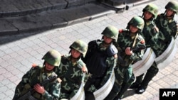 Қытай қауіпсіздік күштерінің қарулы қызметкерлері. 16 шілде 2009 жыл. (Көрнекі сурет)
