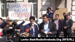 Мітинг на підтримку Віталія Каська під стінами Печерського суду. Із мікрофоном від мегафону – сам Касько. 14 квітня 2016 року