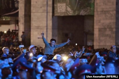 Ол студентті алдап жатыр Дисней порно мультфильмдерді жақсы көреді