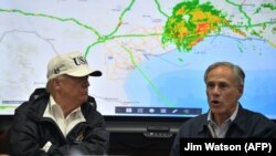 Greg Abbott və Donald Trump. Texas, August 29, 2017