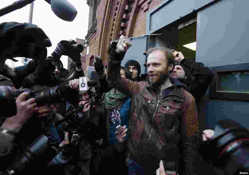 Российский фотограф Денис Синяков, находившийся на борту судна &quot;Гринпис&quot;, обвиняется по статье &quot;хулиганство&quot;, освобожден из СИЗО под залог