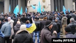 Кырымтатарлар парламент бинасы янында. 26 февраль 2014