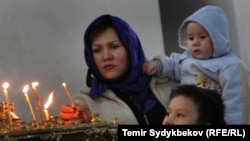 Сыйынуу жөрөлгөлөрүнүн биринде тартылган сүрөт. Бишкек, 7-январь, 2018-жыл.