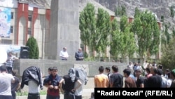 Акция протеста у здания администрации Горно-Бадахшанской автономной области Таджикистана, город Хорог, 15 июня 2011 года