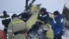 Сотрудники МЧС на месте падения вертолета Ми-8 в Красноярском крае