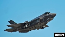 Un F-35A Lightning II Joint Strike Fighter decolează la un antrenament la baza Eglin Air Force - Florida, 6 martie 2012.