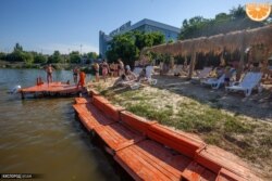 О качестве воды в пруде можно судить даже по рекламным фотографиям