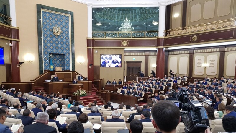 Депутаты парламента Казахстана вышли на каникулы 