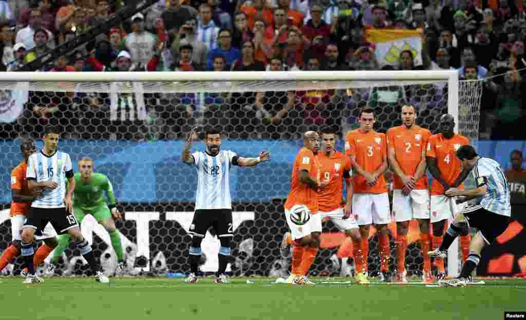 Hollandiya-Argentina &ndash; 2:4. Lionel Messi &nbsp;cərimə zərbəsini vurur.
