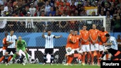 Lajonel Mesi (desno) pored holandskih igrača