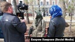 Журналист телеканала ARD беседует с родственниками подсудимых