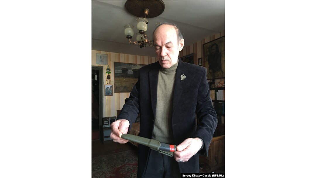 Юрий Панченко демонстрирует нож из квартиры сына, который не заинтересовал следствие