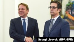 Presidenti i Maqedonisë së Veriut, Stevo Pendarovski (djathtas) dhe komisionari për Zgjerim i Bashkimit Evropian, Oliver Varhelyi. Shkup, 15 janar, 2020.