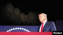 Președintele Statelor Unite, Donald Trump, în preajma Muntelui Rushmore și în ajunul Zilei Independenței