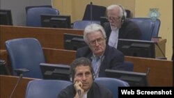 Radovan Karadžić s pravnim savjetnicima