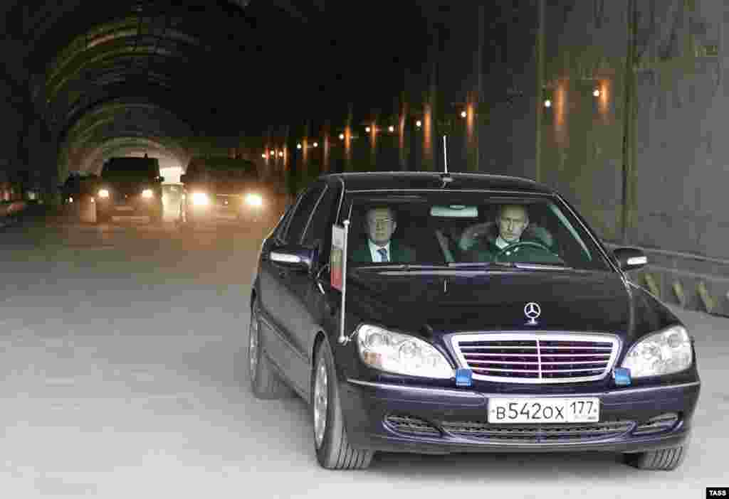 Путін також використовує парк автомобілів класу люкс. Президент Володимир Путін (за кермом) і прем&rsquo;єр-міністр Володимир Зубков інспектують новий тунель біля Сочі на чорноморському узбережжі, 2008 рік
