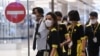 خدمه شرکت هواپیمایی سنگاپوری اسکوت در حال بازگشت از سفر در فرودگاه چانگی 