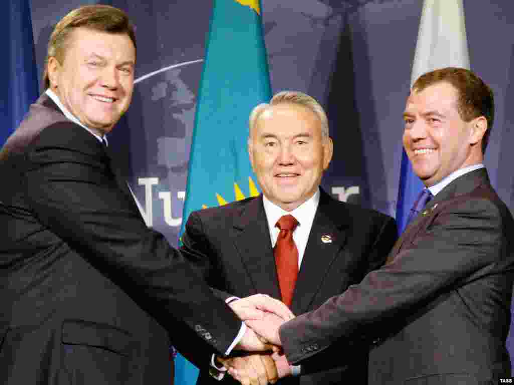 Predsednici Viktor Janukovič, Nursultan Nazarbaev, and Dmitri Medvedev