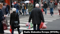 Архивска фотографија - граѓани во центарот на Скопје