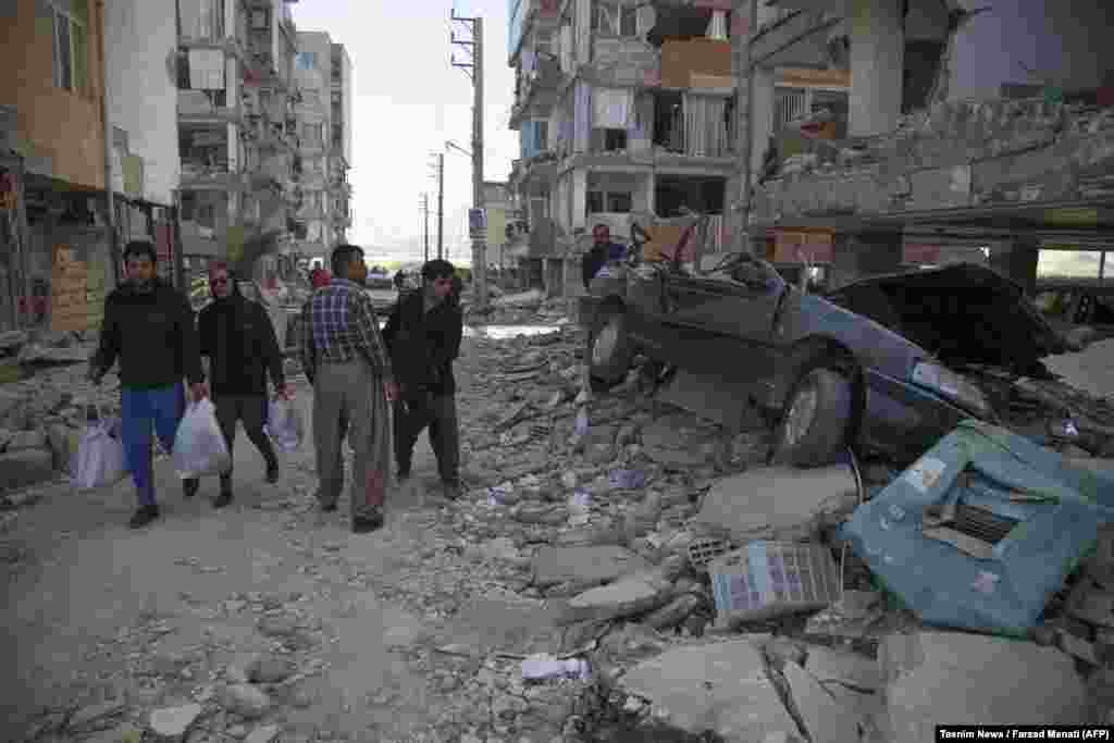 Residents look at the damage following a 7.3-magnitude earthquake in Sarpol-e Zahab in Iran&#39;s western province of Kermanshah on November 13, 2017.