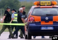 Драган Васільйкович у супроводі поліції після екстрадиції у Хорватії, Загреб, 9 липня 2015 року