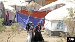 Banorët e Ramadit në kamp pasi janë larguar nga qyteti për shkak se atë e okupuan militantët e Shtetit Islamik