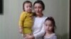 Жительница Алматы Сауле Курмашева со своими детьми. 11 июня 2015 года.