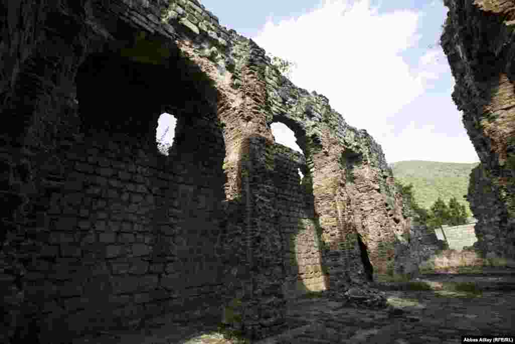 Bazilika Qax şəhərinin səkkiz kilametrliyində Qum kəndinin mərkəzində yerləşir.