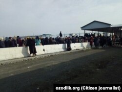 Люди стоят в очереди на КПП «Дустлик» («Достук») на узбекско-кыргызской границе, 24 января 2018 года.
