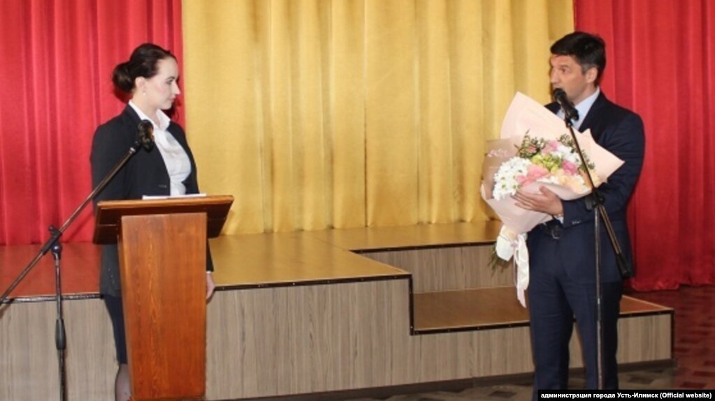 Председатель думы Усть-Илимска Сергей Зацепин поздравляет нового мэра города Анну Щёкину