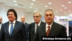 De la stânga la dreapta: Nicolae Robu, Lazlo Tokes și Viktor Orban sosind la Timișoara. 15 decembrie 2019