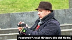 Activistul civic Anatol Mătăsaru este cunoscut, mai ales, pentru protestele sale neobișnuite împotriva corupției și abuzurilor din sistemul de justiție