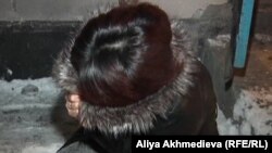 Девушка, занимающаяся предоставлением интимных услуг, скрывает свое лицо после того, как была задержана полицейскими. Талдыкорган, 3 марта 2011 года.