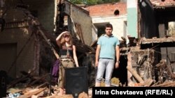 Moscow conservationists, Elena Tkach and Oleg Melnikov (right), at the site of a demolished building