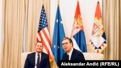 Ambasadori amerikan, Richard Grenell dhe presidenti i Serbisë, Aleksandar Vuçiq. 