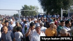 Кыргыз-өзбек чек арасындагы "Достук" бекети ачылгандан кийин. 6-сентябрь, 2017-жыл.