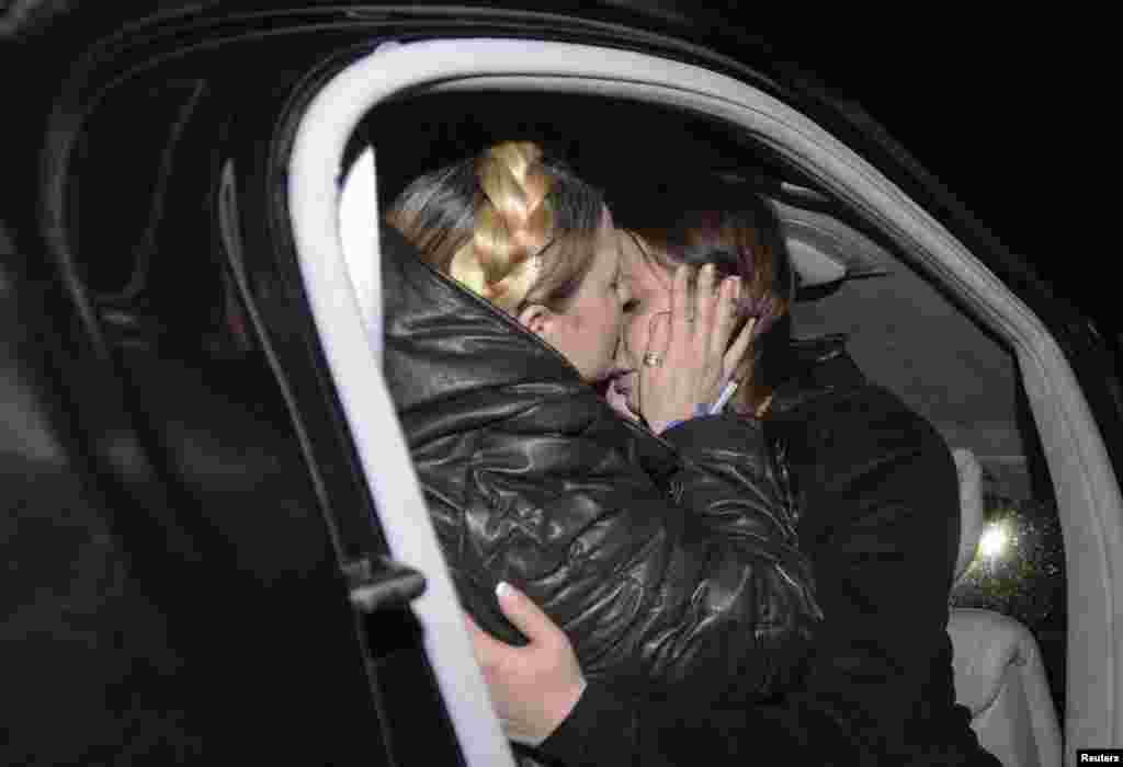 Юлія Тимошенко цілує і обіймає дочку Євгенію після звільнення з Качанівської колонії і прибуття літаком до Києва, 22 лютого 2014 року