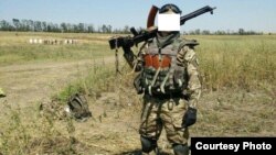Белорус, борющийся с поддерживаемыми Кремлем сепаратистами на стороне украинских ультраправых добровольцев. 