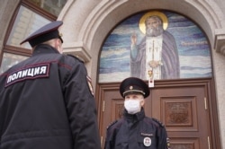 Російські правоохоронці біля церкви Святої Софії в міста Самара, Росія. 12 квітня 2020 року