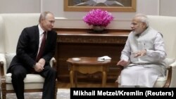 Presidenti i Rusisë, Vladimir Putin dhe kryeministri i Indisës, Narendra Modi.