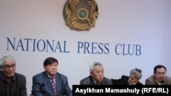 Алматыдағы баспасөз конференциясы. Сол жақтан: Зардыхан Қинаятұлы, Мұхтар Шаханов, Қабдеш Жұмаділов, Асылы Османова, Рахым Айыпұлы. 22 қазан 2013 жыл.