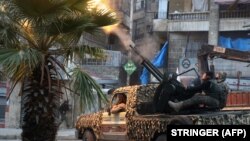 جنگجویان ارتش آزاد سوریه در حال شلیک ضدهوایی در منطقه تحت کنترل شورشیان در شرق حلب