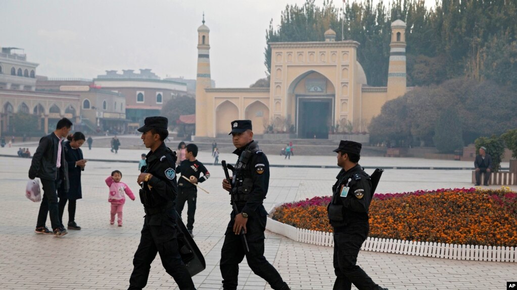 Полицейские патрулируют территорию у мечети в Синьцзяне.
