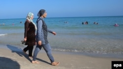 Burkini se sve češće može vidjeti i na crnogorskim plažama. Ilustracija, foto iz Tunisa. 