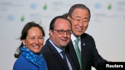 Пан Ги Мун, БҰҰ бас хатшысы (оң жақтан бірінші) Франция президенті Франсуа Олландпен (ортада). Париж, 30 қараша 2015 жыл