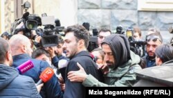 Пикеты у парламента. Активисты Шота Дигмелашвили и Гига Макарашвили.